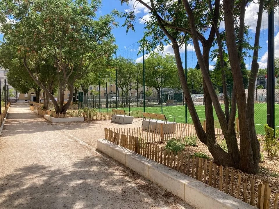 Allée plantée et bancs le long du terrain de football, au Chemin-Bas-d'Avignon